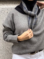 ⁠⁠Pañuelo reversible 100% lana azul marino-cuadros grises