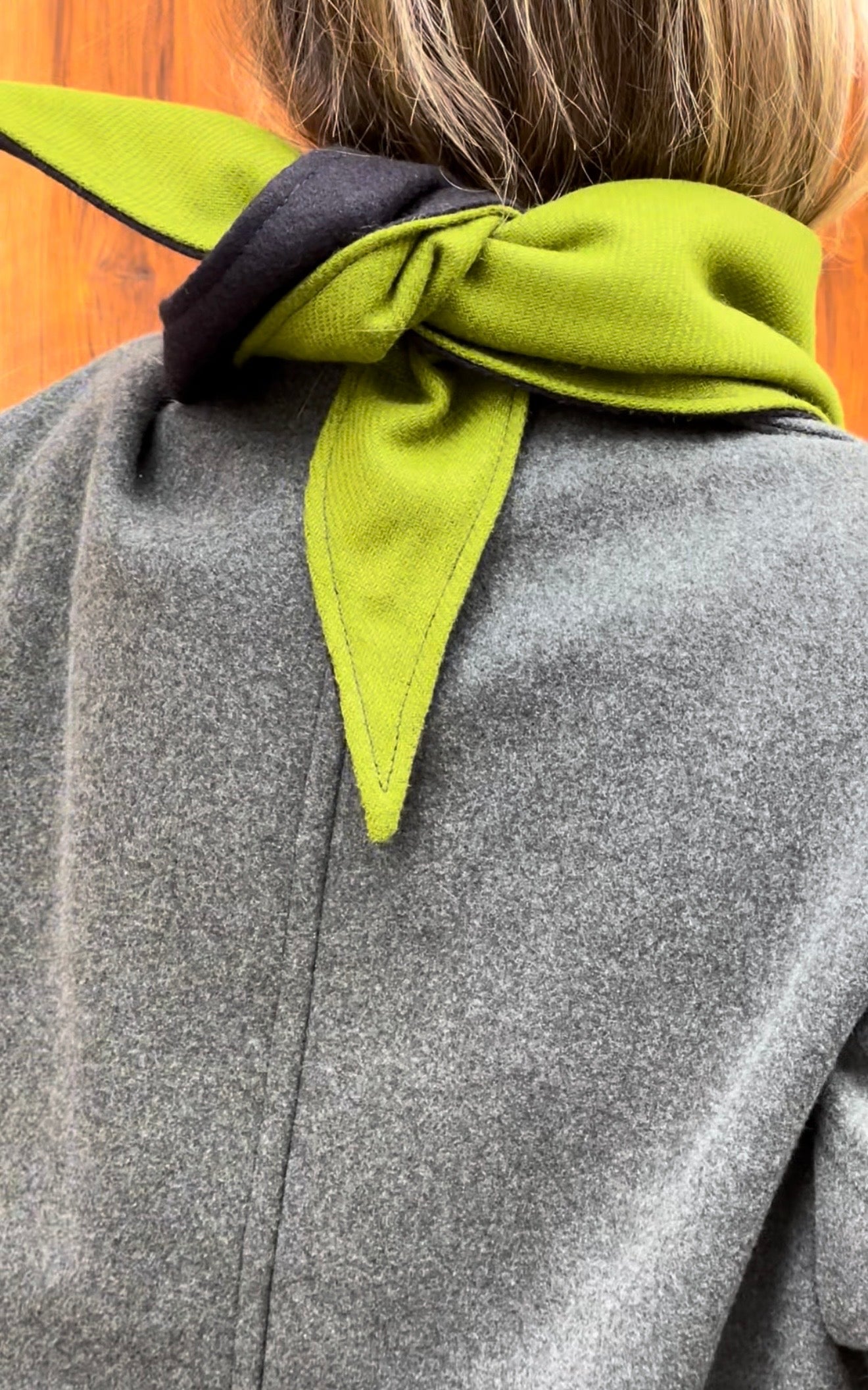 Pañuelo reversible 100% lana verde-azul marino